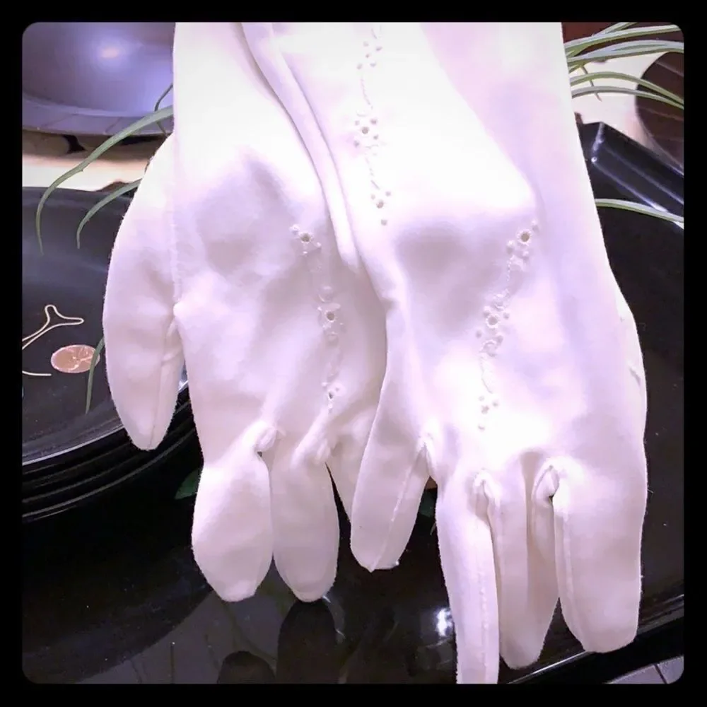 Vintage Gloves  eyelet detail cream color